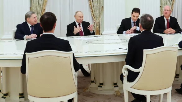 Fünf Stunden dauerte das Gespräch von Kremlchef Putin mit den US-Abgesandten. - © Alexander Kazakov/Sputnik, Kremlin Pool via AP/dpa