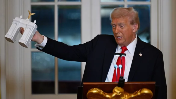 Trump stellte bei einem Spendendinner ein Modell für einen Triumphbogen in der US-Hauptstadt Washington vor. - © John McDonnell/AP/dpa