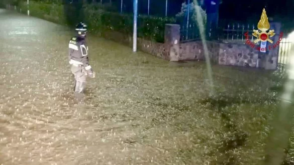 In der Region hatte es in den vergangenen Tagen heftig geregnet. Zahlreiche Stra&szlig;en sind &uuml;berschwemmt. Viele Keller stehen unter Wasser. - &copy; Vigili del Fuoco/dpa