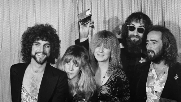 1978 erhielten John McVie (r) und Fleetwood Mac den Grammy in der Kategorie Album des Jahres für «Rumours». (Archivbild) - © Richard Drew/AP/dpa
