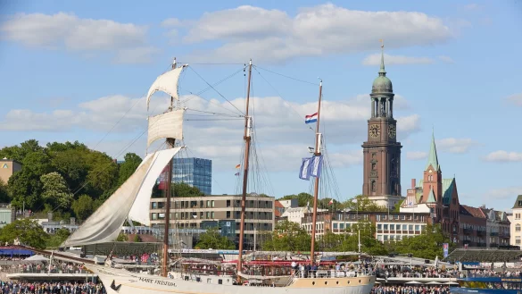 Das traditionsreiche Segelschiff geriet mitten in der Nacht in Brand. (Archivbild) - &copy; Georg Wendt/dpa