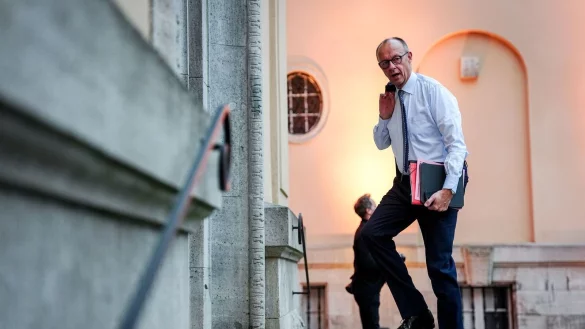 Bundeskanzler Friedrich Merz (CDU) sagt, Schnieder gehe es besser. - &copy; Kay Nietfeld/dpa