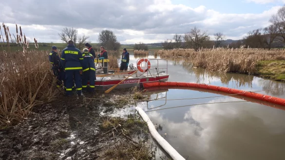 Bei Unf&auml;llen gelangen immer wieder Schadstoffe ins Wasser. (Symbolbild) - &copy; Thomas Frey/dpa