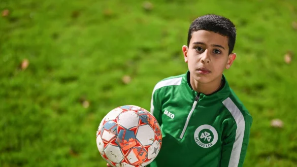 Der neunjährige Fußballer Wasen Al-Ali auf dem Sportplatz in Heisfelde. - © Lars Penning/dpa