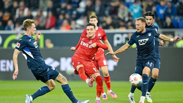 Rein damit: K&ouml;lns Said El Mala trifft zur G&auml;stef&uuml;hrung. - &copy; Uwe Anspach/dpa