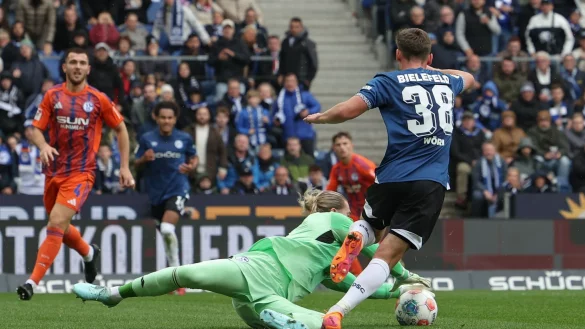 Schalkes Torwart Loris Karius rettet einen Schuss von Bielefelds Marius W&ouml;rl. - &copy; Friso Gentsch/dpa