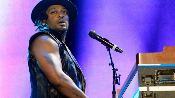 Der US-Musiker D\\\'Angelo 2012 bei einem Auftritt in New Orleans. (Archivbild) - © Cheryl Gerber/Invision/AP/dpa