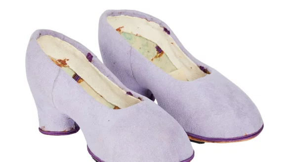 Diese Schuhe trug Miss Piggy in dem Film «Die große Muppet-Sause» (1981). - © -/Julien\\\'s Auctions/dpa