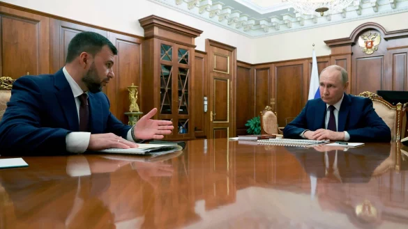 Der von Moskau eingesetzte Besatzungschef f&uuml;r Donezk, Denis Puschilin, hat nach ukrainischen Drohnenangriffen auf W&auml;rmekraftwerke den regionalen Notstand ausgerufen. (Archivbild) - &copy; Gavriil Grigorov/Pool Sputnik Kremlin/AP/dpa