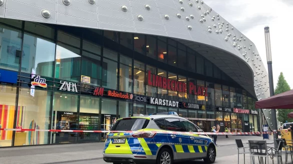 Die Drohmails lösten große Polizeieinsätze aus - etwa im Mai 2024 in Essen. (Archivbild) - © Florentine Dame/dpa