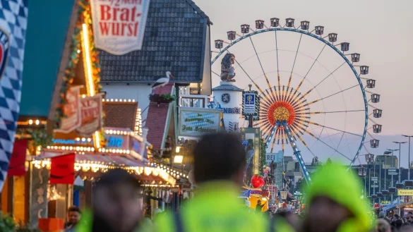 Nach einer Bombendrohung wurde am Mittwoch das Oktoberfest gesperrt. Am Abend startete dann der Festbetrieb. - &copy; Armin Weigel/dpa