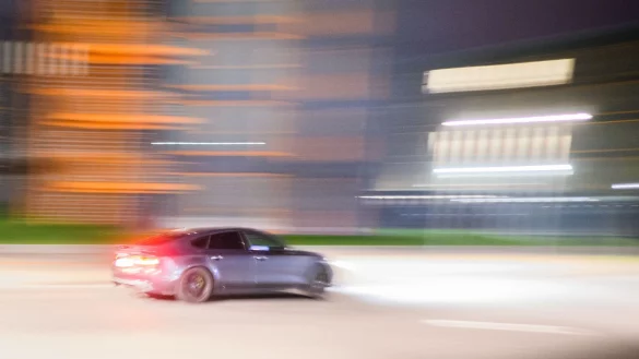 Etliche Teilnehmer des Tuning-Treffens sollen die eintreffende Polizei angegriffen haben. (Symbolbild) - © Julian Stratenschulte/dpa