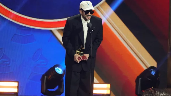 Bad Bunny nimmt den Preis für das beste Urban Music Album während der 2025 Latin Grammys entgegen. (Archivbild) - © Chris Pizzello/Invision/AP/dpa