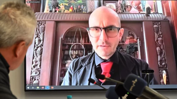 Kriminalbiologe Benecke sagt, er habe ebenfalls eine Probe von Hitlers Blut genommen, von der Lehne des Sofas, auf dem sich Hitler erschossen hat. (Archivbild) - © Martin Schutt/dpa