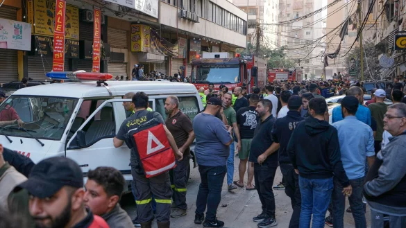 Mitarbeiter des Zivilschutzes am Ort eines israelischen Angriffs im südlichen Vorort von Beirut. - © Bilal Hussein/AP/dpa