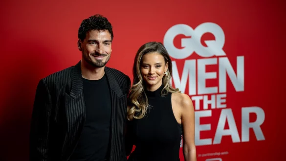 Mats Hummels kam mit Nicola Cavanis zur Verleihung des GQ-Awards. - © Fabian Sommer/dpa