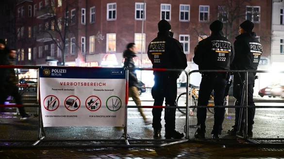 Die Berliner Polizei nimmt schon vor Mitternacht mehr als 100 Menschen fest. - &copy; Sebastian Christoph Gollnow/dpa