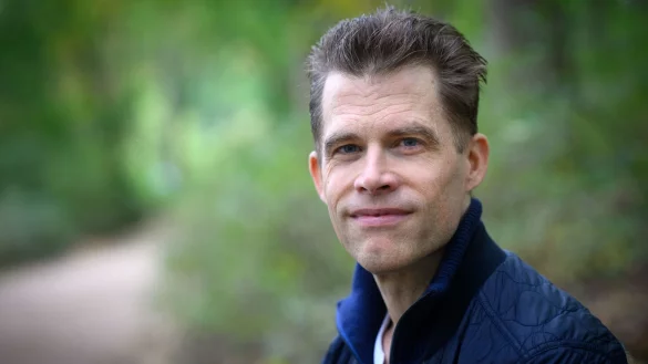 Autor Bas Kast bei einem Spaziergang am Berliner Schlachtensee. - © Bernd von Jutrczenka/dpa