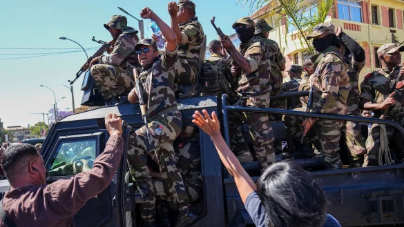 In dem Inselstaat im Indischen Ozean demonstrieren seit Ende September Zehntausende junge Menschen der «Gen Z» - am Wochenende schlossen sich Militärs ihnen an. (Archivbild) - © Mamyrael/AP/dpa