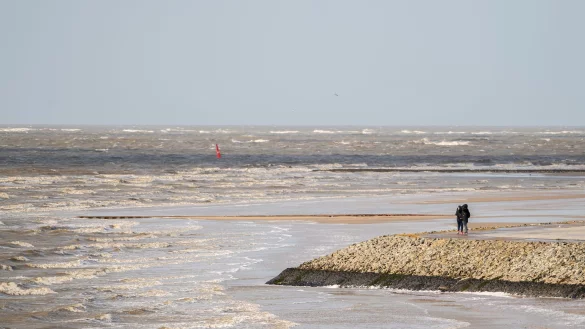 Wissenschaftler gehen davon aus, dass der Meeresspiegel in der Nordsee bis 2100 zwischen 30 und 120 Zentimeter steigen wird. (Archivbild) - &copy; Mohssen Assanimoghaddam/dpa