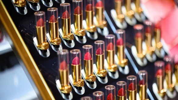 18 Milliarden Euro haben die Menschen in Deutschland im laufenden Jahr für Schönheitspflegeprodukte aus heimischer Produktion ausgegeben - 6,3 Prozent mehr als ein Jahr zuvor. (Symbolbild) - © Daniel Reinhardt/dpa