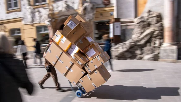 Ganz sch&ouml;n viel zu tun: ein Paketbote bei der Arbeit. - &copy; Peter Kneffel/dpa