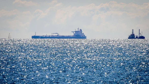 Die russische Schattenflotte ist laut Greenpeace eine Gefahr f&uuml;r die Ostsee. (Archivbild) - &copy; Jens B&uuml;ttner/dpa