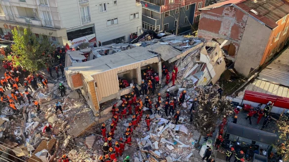 Feuerwehrleute und Rettungskr&auml;fte suchen nach dem Einsturz eines Wohngeb&auml;udes nach Versch&uuml;tteten. - &copy; Cihan Atik/IHA/AP/dpa