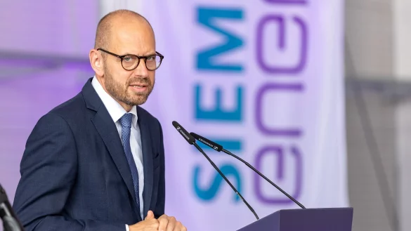 Mahnt angesichts langer Lieferzeiten zu schnellen Ausschreibungen f&uuml;r die geplanten neuen Gaskraftwerke: Siemens-Energy-Chef Bruch. (Archivbild) - &copy; Daniel Karmann/dpa