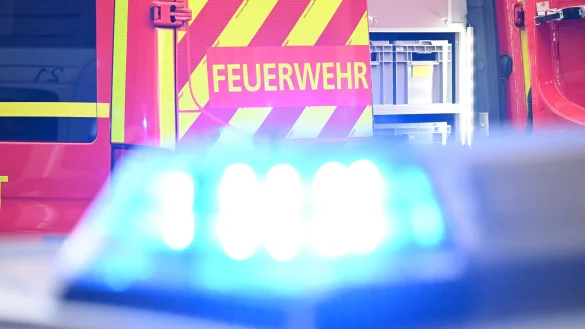Bei einem Brand in einem Hallenkomplex in Wesel rückte die Polizei mit einem großen Aufgebot an. (Symbolbild) - © Bernd Weißbrod/dpa
