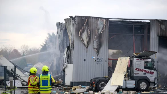 Die Halle wurde stark besch&auml;digt. - &copy; Bernd Thissen/dpa