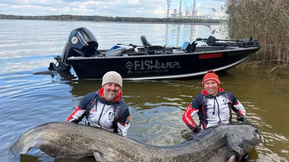 Zwei Angler in Polen haben einen fast drei Meter langen Wels gefangen. (Foto Handout) - &copy; Polska Akademia Wedkarska/dpa