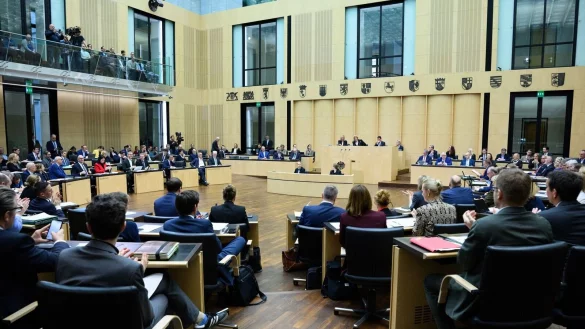 Manche Entscheidungen des Bundesrats haben direkte Auswirkungen auf den Alltag der Menschen im Land. - © Bernd von Jutrczenka/dpa