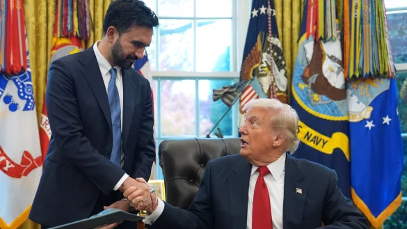 Ein Handschlag zwischen politischen Gegnern: Mamdani und Trump verstanden sich vor laufenden Kameras erstaunlich gut. - &copy; Evan Vucci/AP/dpa