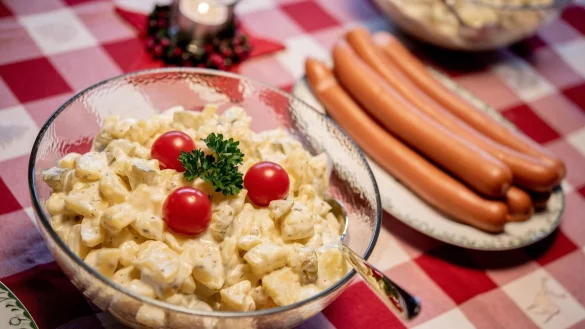 Laut einer aktuellen Statista-Befragung geben 34 Prozent der Befragten an, dass es bei ihnen &uuml;ber die Weihnachtsfeiertage W&uuml;rstchen mit Kartoffelsalat gibt. (Symbolfoto) - &copy; Hauke-Christian Dittrich/dpa