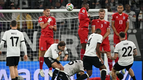Der Freistoß von David Raum (Nr. 22) fliegt durch Luxemburgs Mauer ins Tor. - © Federico Gambarini/dpa