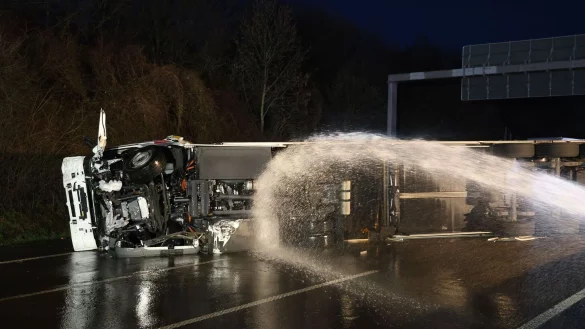 Mit großen Mengen Wasser werden die brennenden Akkus gekühlt. - © Gianni Gattus/dpa