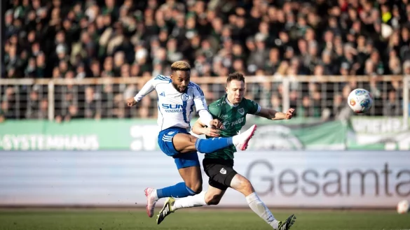 Moussa Sylla (l.) bleibt in Gelsenkirchen. (Archivbild) - © Fabian Strauch/dpa
