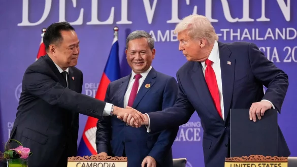 Trump hatte schon im Juli in dem Konflikt vermittelt. - © Mark Schiefelbein/AP/dpa