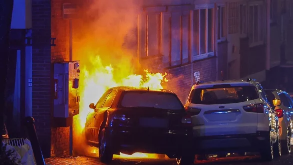 Nach einem Unfall in Wuppertal fangen ein Auto und ein Stromkasten Feuer. - © Matthi Rosenkranz/BlaulichtRheinlandNRW /dpa