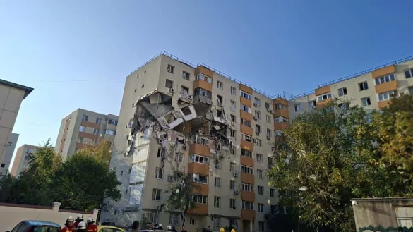 Das Haus droht einzust&uuml;rzen, mehr Opfer werden bef&uuml;rchtet. - &copy; Uncredited/ROMANIAN EMERGENCY SERVICES via AP/dpa