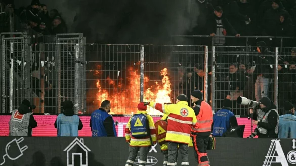 Im Frankfurter Fanblock brennt ein Feuer. - &copy; Federico Gambarini/dpa
