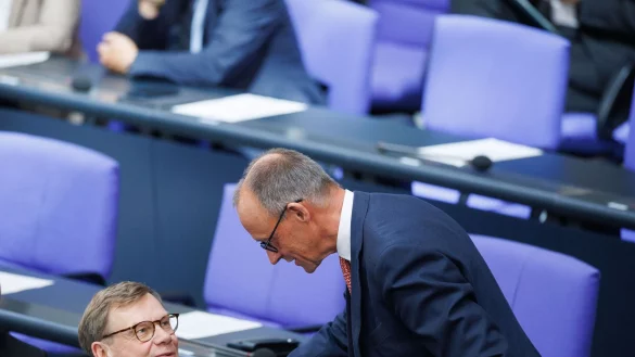 Au&szlig;enkanzler und Au&szlig;enminister: Friedrich Merz und Johann Wadephul (beide CDU) w&auml;hrend der Generaldebatte zum Haushalt im Bundestag. - &copy; Carsten Koall/dpa