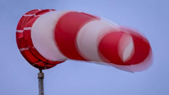 In der zweiten Nachthälfte bis zum Morgen wird es nach Einschätzung des Deutschen Wetterdienstes (DWD) vor allem an der Nordseeküste stürmisch. - © Jens Büttner/dpa/dpa-tmn