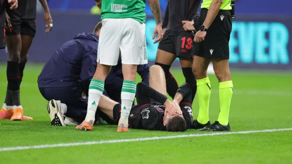 Leverkusens Patrik Schick muss nach einem Foul behandelt werden. - © Rolf Vennenbernd/dpa