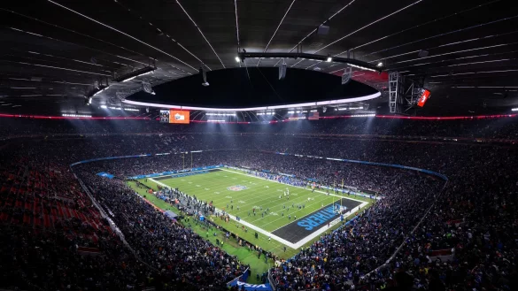 Die NFL kehrt 2026 wieder mit einem Gastspiel in die Münchner Allianz Arena zurück. (Archivbild) - © Sven Hoppe/dpa