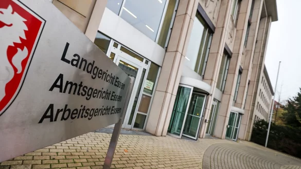 Mutter und Kleinkind get&ouml;tet: 16-J&auml;hriger vor Gericht - &copy; Christoph Reichwein/dpa