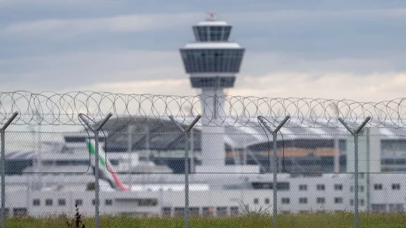Fl&uuml;ge wurden wegen der Drohnen umgeleitet. - &copy; Armin Weigel/dpa