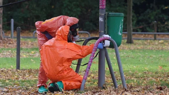 Feuerwehrleute &uuml;berpr&uuml;fen eine M&uuml;lltonne. - &copy; David Young/dpa