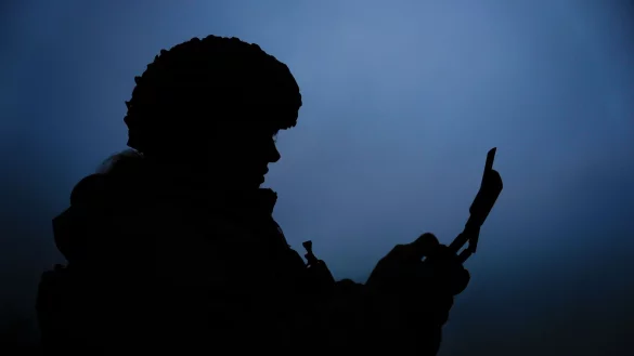 Auch wenn auf politischer Ebene über Frieden für die Ukraine gesprochen wird, gehen am Boden die Kämpfe weiter. - © Julia Demaree Nikhinson/AP/dpa